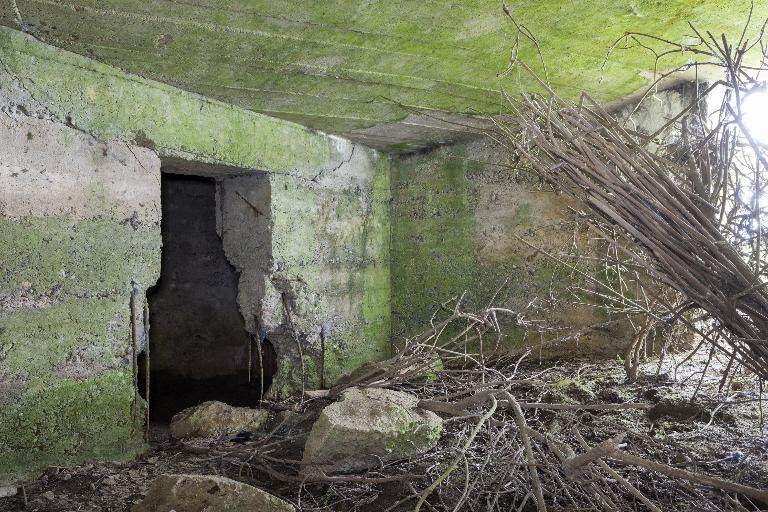 Depuis la chambre de tir, l'accès à la soute à munition nord.