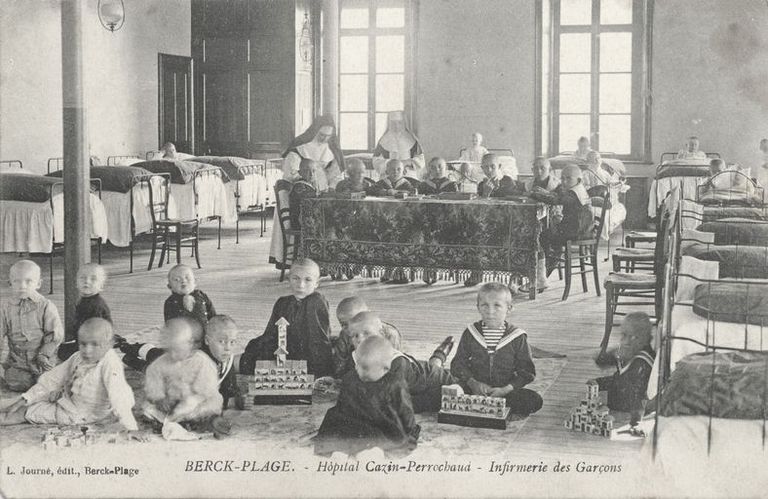 Dortoir des garçons dit infirmerie des garçons, vue générale montrant des enfants s'adonnant à des jeux. Carte postale, 1er quart 20e siècle (coll. part.).