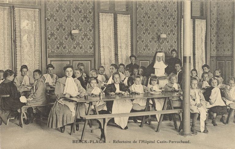 Réfectoire des filles, vue générale prise lors d'un repas. Carte postale, 1er quart 20e siècle (coll. part.).