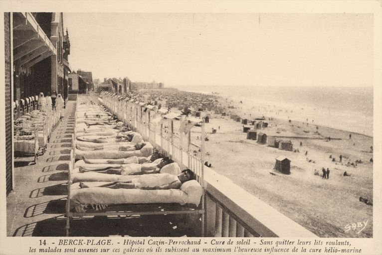 Elévation antérieure donnant sur la plage, terrasse de cure découverte s'étendant au-devant du 2e étage, vue en enfilade avec des malades allongés sur leur lit. Carte postale, 1er quart 20e siècle (coll. part.).