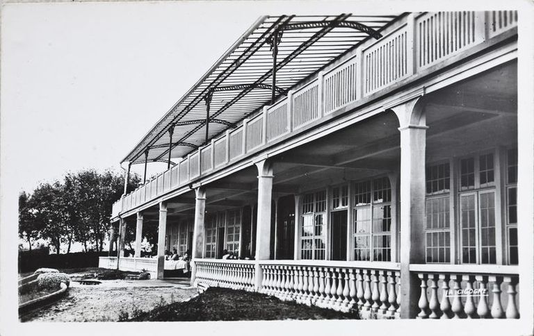 Bâtiment affecté aux hommes dit Institut hélio-marin A, élévation antérieure, vue en enfilade. Carte postale, milieu du 20e siècle.