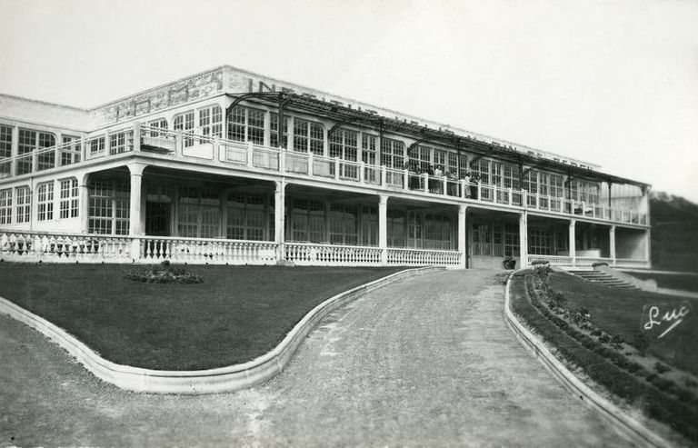 Bâtiment affecté aux femmes dit Institut hélio-marin B, élévation antérieure, vue générale prise de trois-quarts gauche. Carte postale, milieu du 20e siècle.