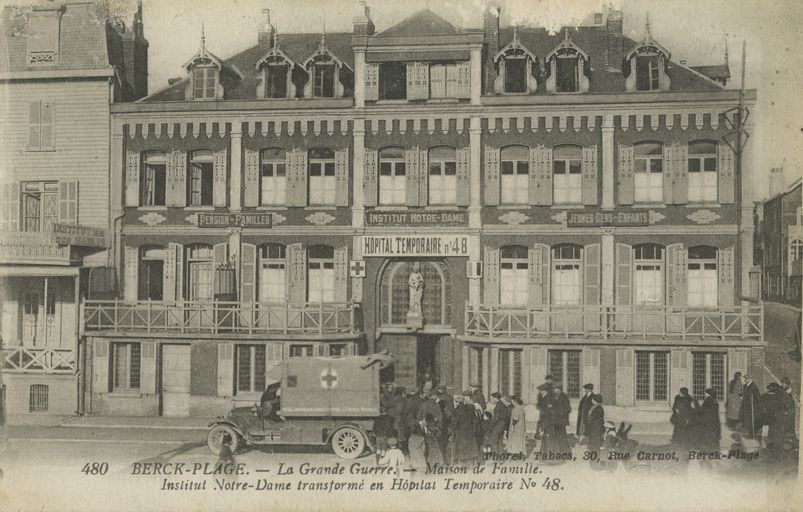 Institut Notre-Dame, élévation antérieure sur l'Entonnoir durant la Première Guerre mondiale où l'établissement avait été converti en hôpital militaire, vue générale prise de face. Carte postale, début 20e siècle (coll.part.).