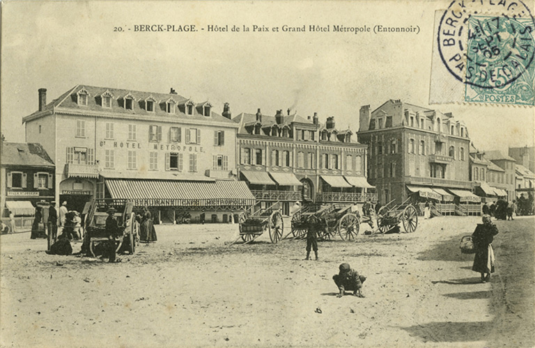 Grand hôtel Métropole, devenu ensuite l'institut Notre-Dame-des-Sables, avec, sur la droite, l'institut Notre-Dame, élévations antérieures sur l'Entonnoir, vue d'ensemble prise de trois-quarts gauche. Carte postale, début du 20e siècle(coll. part). ; Institut Notre-Dame avec, sur la gauche, le Grand hôtel Métropole, devenu ensuite l'institut Notre-Dame-des-Sables, élévations antérieures sur l'Entonnoir, vue d'ensemble prise de trois-quarts gauche. Carte postale, début 20e siècle (coll.part.). ; 20. Berck-Plage. Hôtel de la Paix et Grand hôtel Métropole (Entonnoir). Carte postale, 1er quart 20e siècle (coll. part.).