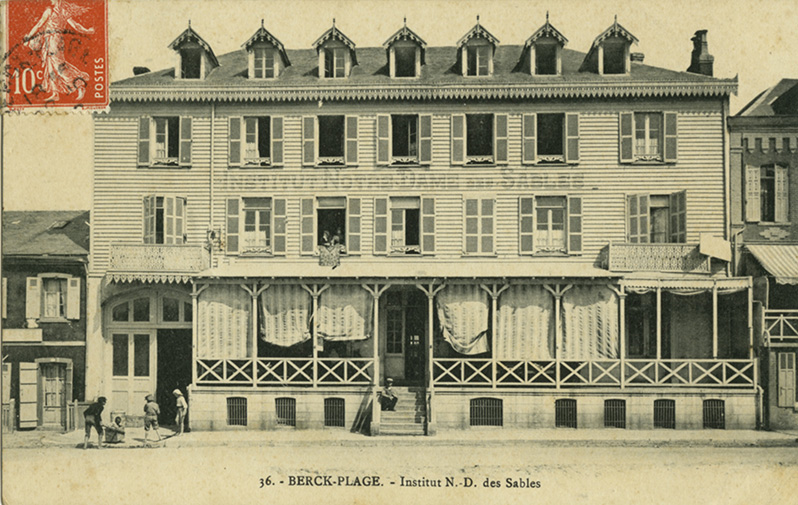 Elévation antérieure sur l'Entonnoir avant l'ajout des galeries de cure, vue générale prise de face. Carte postale, début du 20e siècle (coll. part).