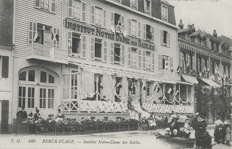 Elévation antérieure sur l'Entonnoir avant l'ajout des galeries de cure, vue générale prise de trois-quarts gauche. Carte postale, début du 20e siècle (coll. part).