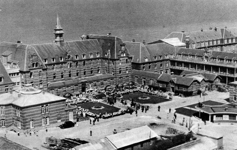 Bâtiment central, élévation donnant sur la cour, vue aérienne générale prise de trois-quarts gauche montrant, tout à fait sur la gauche, la pavillon dit de la clinique. Carte postale, années 1920-1930 (coll. part.)