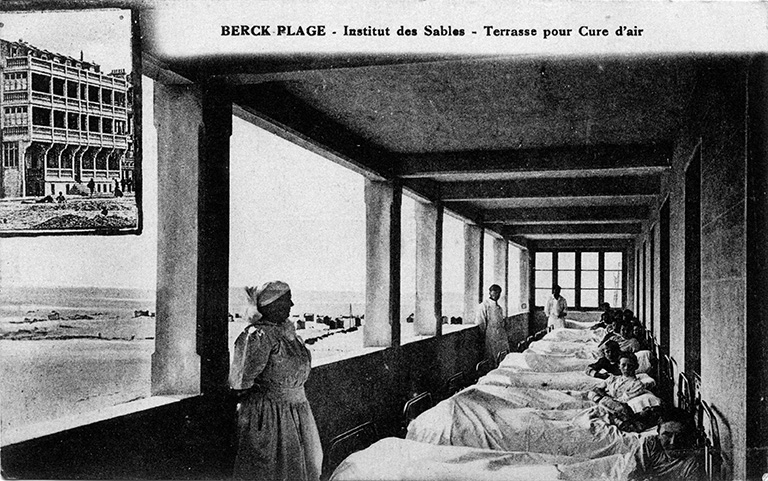 Elévation antérieure qui donne sur l'Entonnoir, galerie de cure couverte, vue en enfilade montrant des enfants malades couchés en train d'effectuer la cure d'air. Carte postale, années 1920-1930 (coll. part).