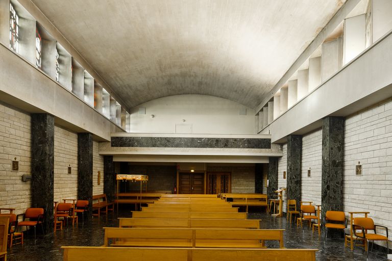 Chapelle, vue intérieure générale prise depuis le sanctuaire en regardant vers l'entrée.