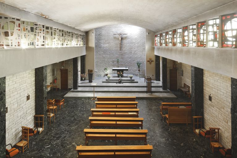 Chapelle, vue intérieure générale prise depuis la tribune en regardant vers le sanctuaire.