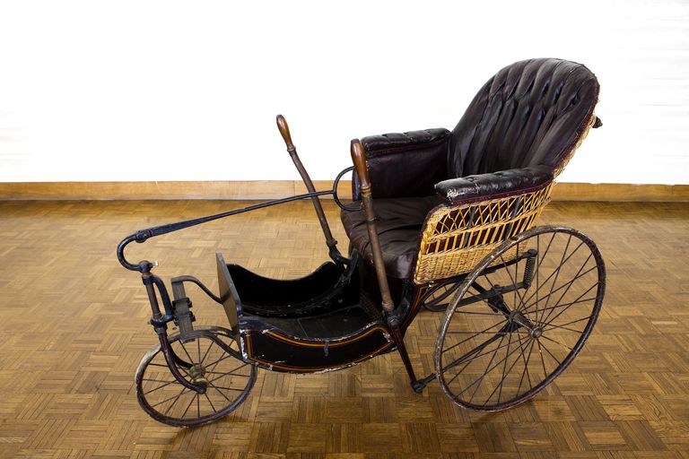 Fauteuil roulant pour jeune tuberculeux.