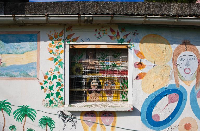 Mur gouttereau : détail avec une fenêtre.