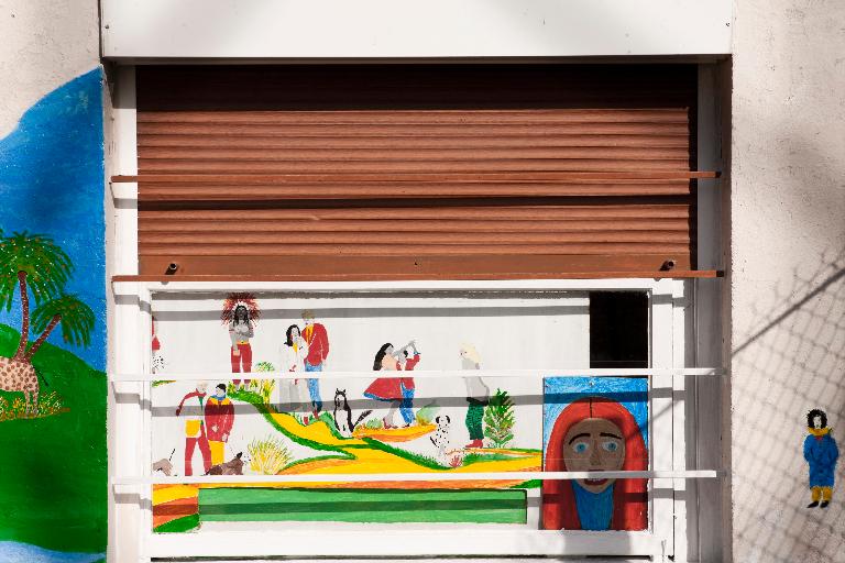 Façade, détail de la fenêtre à droite de la porte.