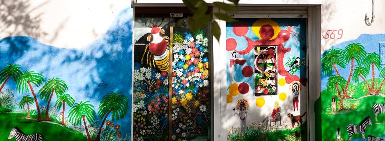 Façade, détail : fenêtre et porte.