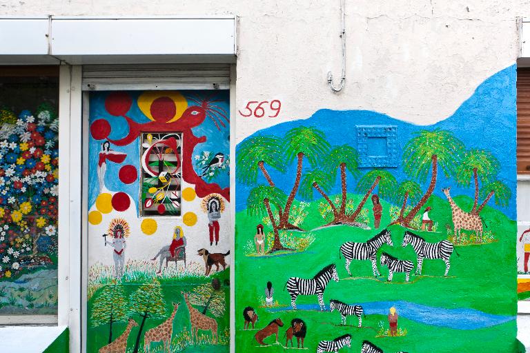 Façade sur rue : détail de la porte d'entrée et d'une fenêtre.