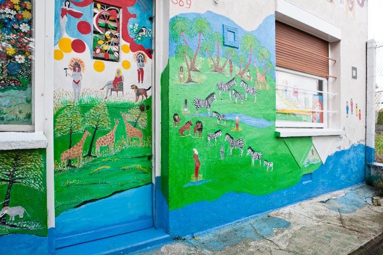 Façade sur rue, vue partielle de la porte (portant le date du 27 mai 2001) et des fenêtres.