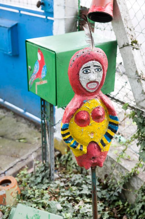 Figure en ciment installée devant la maison.