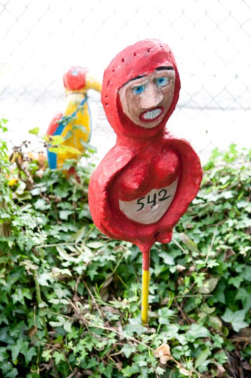 Figure en ciment installée devant la maison.