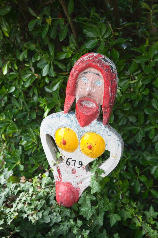 Figure en ciment installée devant la maison.