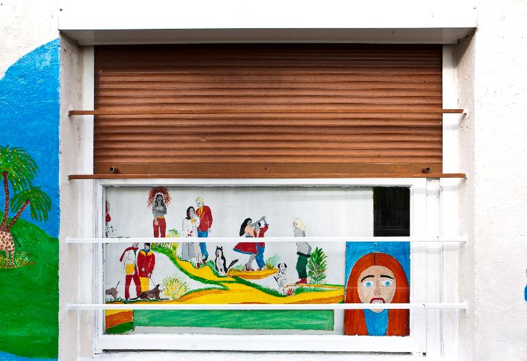 Façade, détail de la fenêtre à droite de la porte.