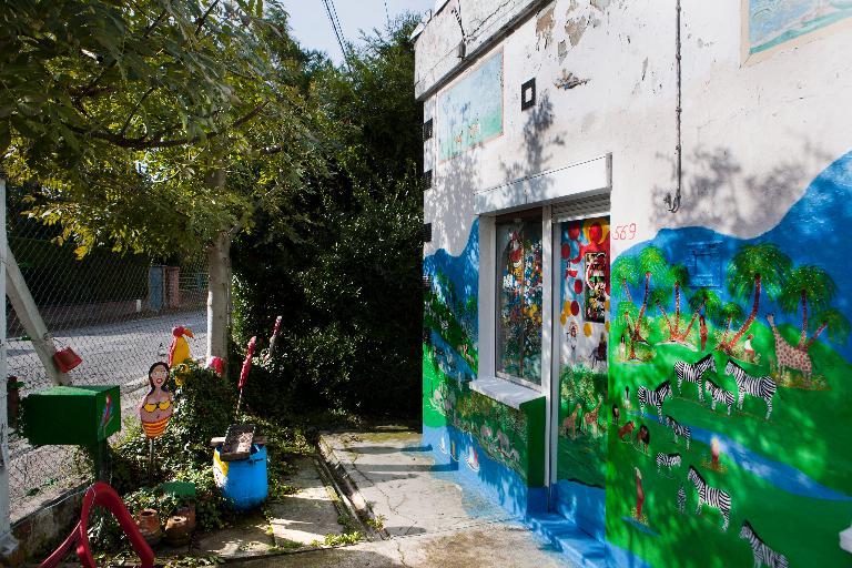 Vue partielle de la façade et de l'espace situé devant la maison.