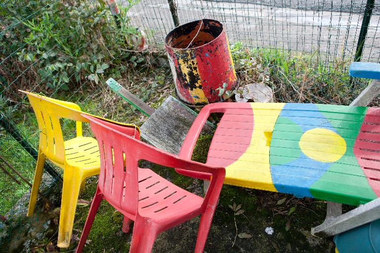 Mobilier de jardin peint, installé devant la maison.