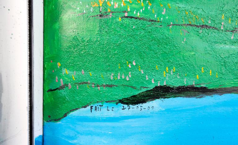 Détail de la porte d'entrée de la maison, avec date du 27 mai 2001.