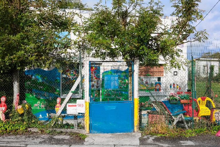 Vue générale sur rue, de front.