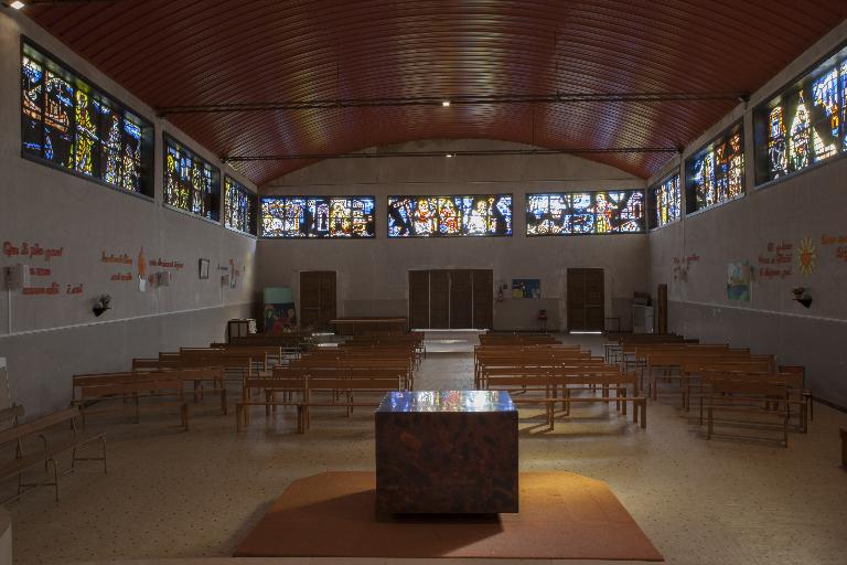Vue intérieure de la chapelle et de son ensemble de verrières. 