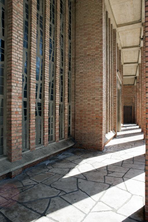 Galerie longeant la façade antérieure de l'église.