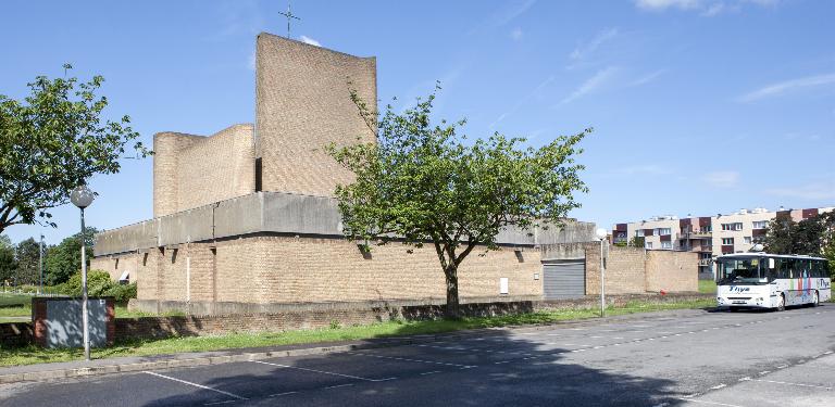 Élévation sud est de l'église avec son parvis.