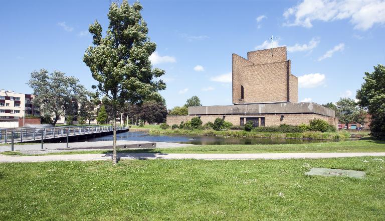 Élévation ouest de l'église avec le parc attenant.