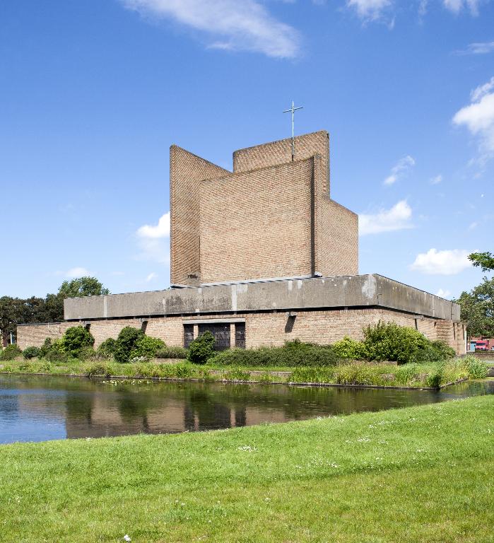 Élévation sud ouest de l'église avec le bassin.