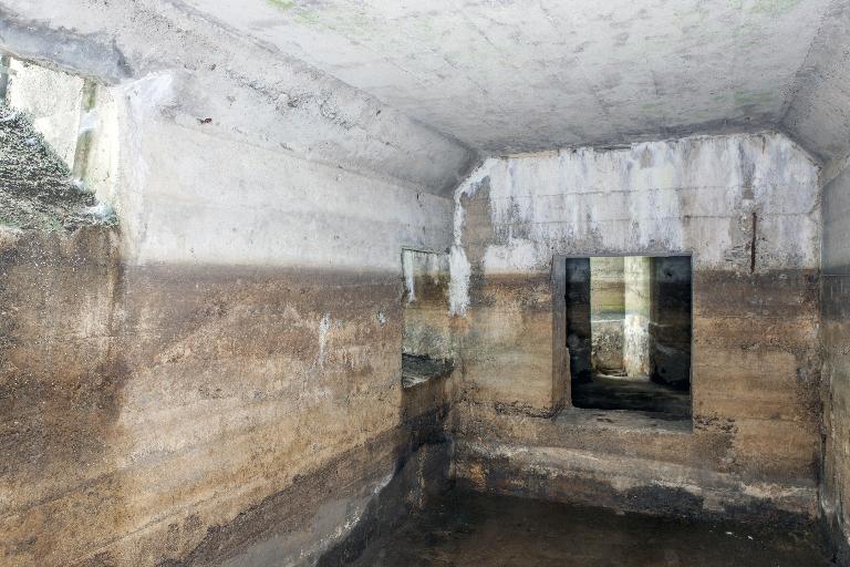 Vue intérieur de l'abri vers l'entrée ouest