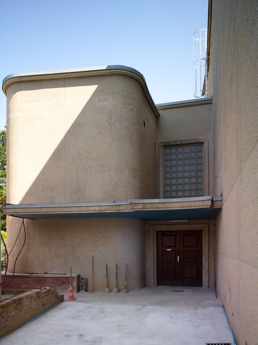 Vue extérieure de l'entrée latérale de l'église.