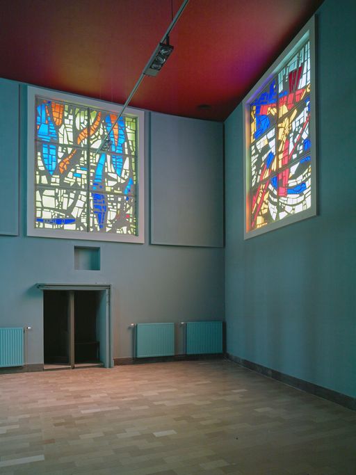 Vue des deux verrières et du confessionnal de la chapelle côté droit.