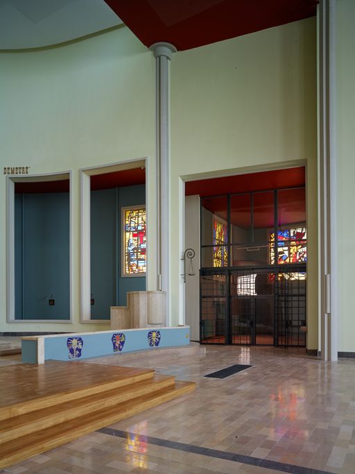 Vue partielle du choeur et de l'entrée de la chapelle côté droit.