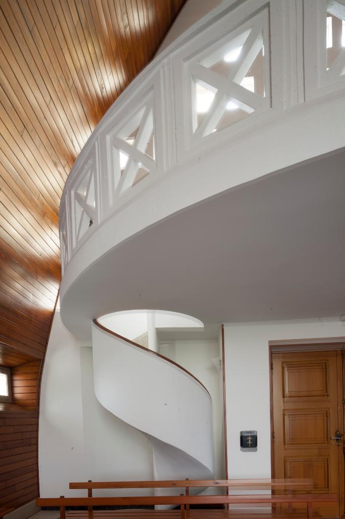 Escalier menant à la tribune.