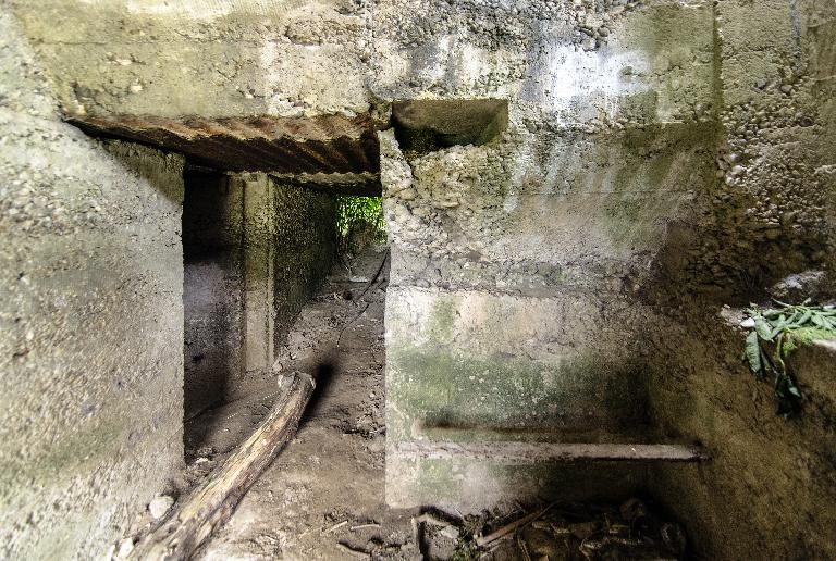 Depuis l'entrée, le couloir de distribution avec, à droite, le poste d'observation (au grand angulaire)