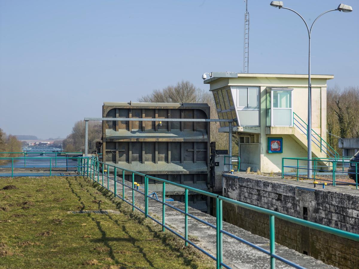 Poste de commande et porte levante.