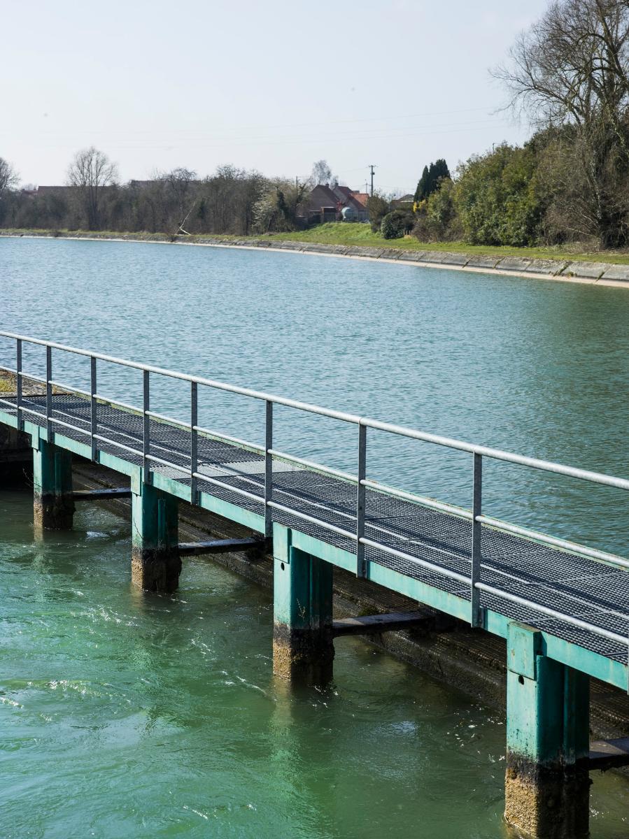 Estacade de guidage, passerelle métallique du bassin de tranquillisation à l'aval de l'écluse. 