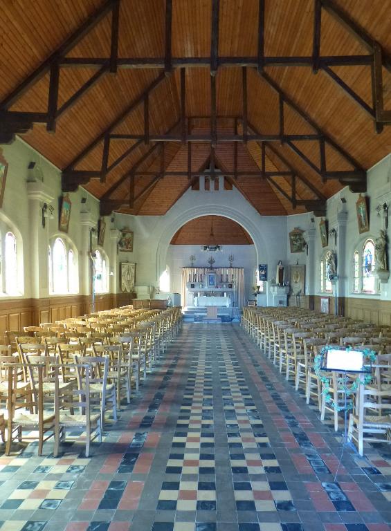 Vue intérieure vers le choeur. ; Vue intérieure de la nef vers le chœur.