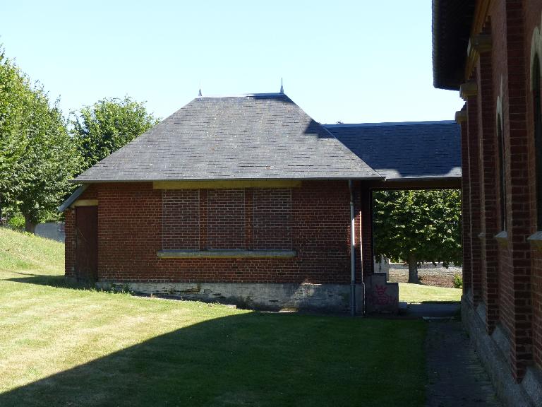 La salle paroissiale, vue de la façade ouest.