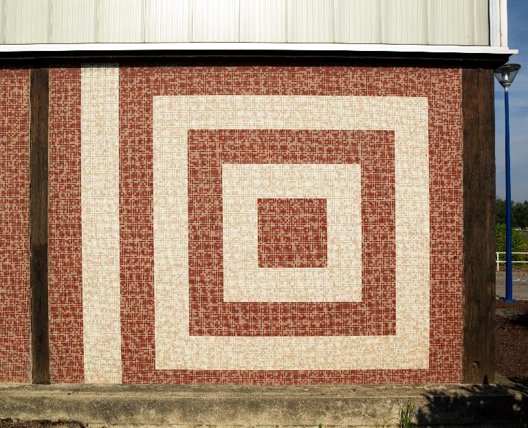 Détail de la fresque de carrés concentriques en mosaïque ornant les façades du bloc d'annexes. 