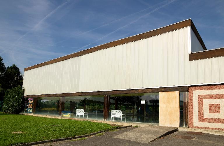 Façade donnant sur le petit bassin (est). 