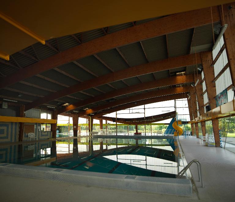 Hall du bassin sportif; dans le fond se trouve la pataugeoire. 