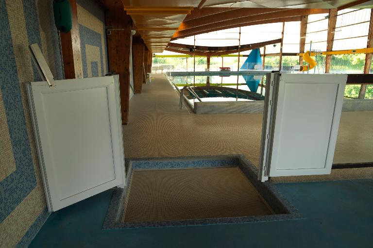 Pédiluve d'accès entre les bassins et le "foyer".