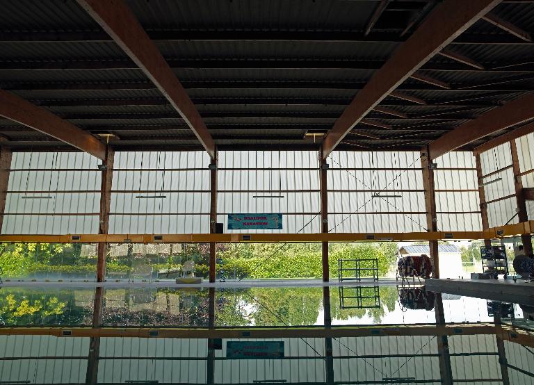 Bassin sportif et structure à portique : l'effet "miroir" est dû au système de débordement des bassins et des baies vitrées en partie inférieure des façades.