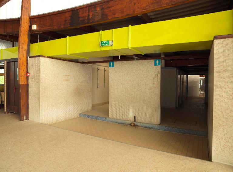 Pédiluve d'accès aux bassins depuis les douches et les vestiaires.