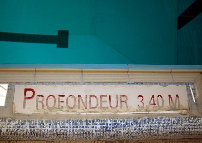 Détail de la margelle du grand bassin, profondeur maximale : 3,40 mètres.